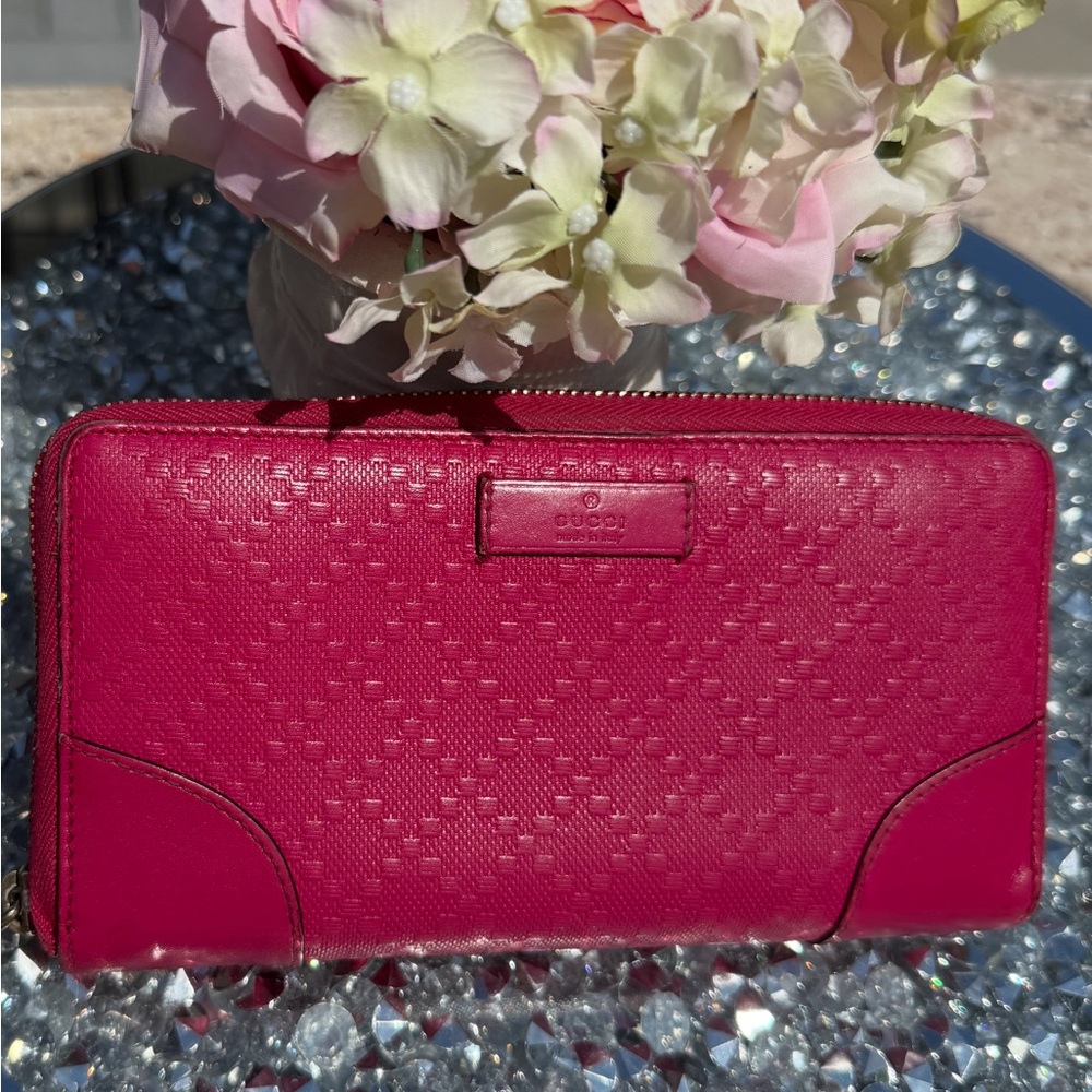 EUC Gucci Fuchsia Leather Wallet